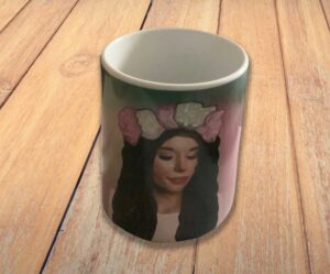 Un-mug-illustré-au-portrait-féminin-romantique_createjune