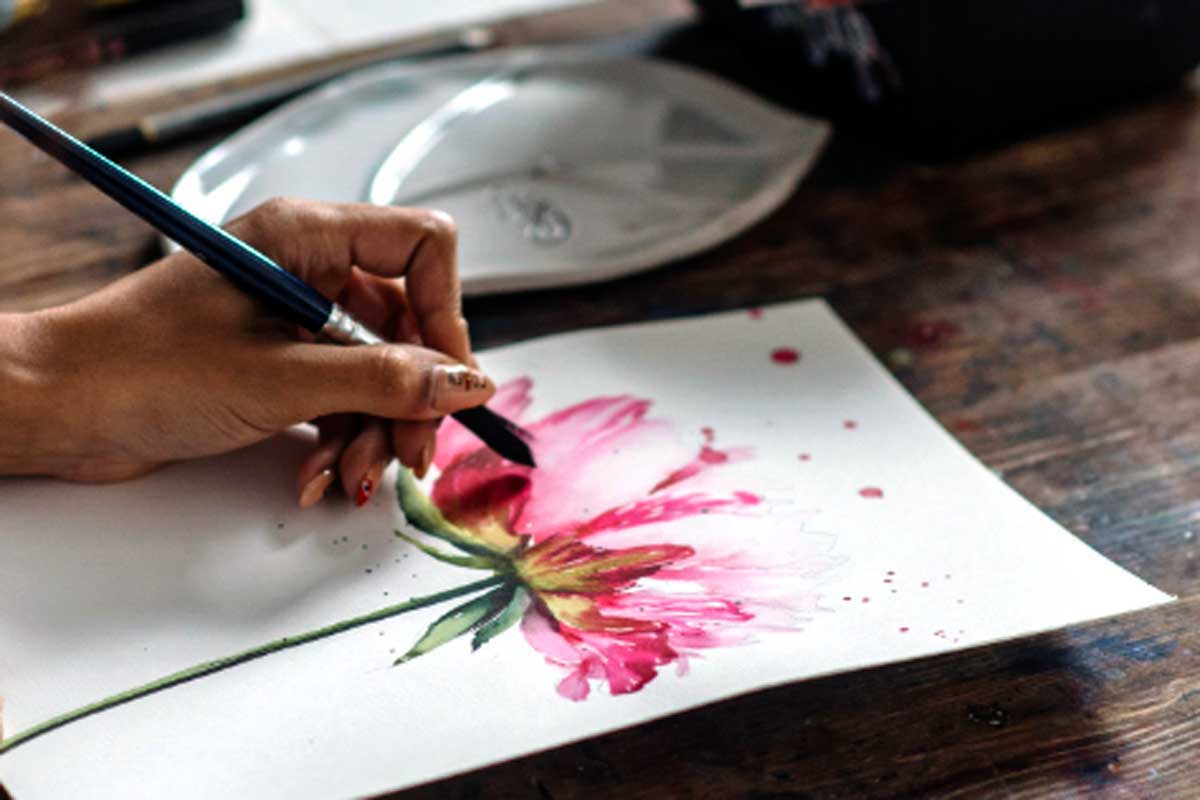Atelier d’une créatrice présentant son univers et son processus de création
